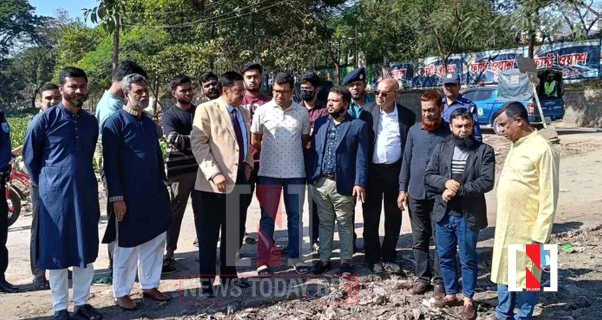 ভৈরব রেলওয়ের পুকুরে ড্রেজার দিয়ে বালু ভরাটের দৃশ্য