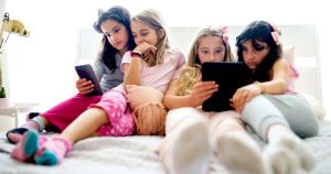 স্মার্টফোন ব্যবহার করছে এমন শিশু এবং এর মানসিক প্রভাবের প্রতীকী চিত্র