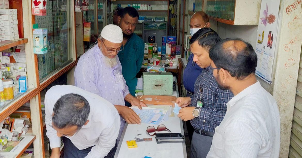 ভৈরবে ফার্মেসিতে ভ্রাম্যমাণ আদালতের অভিযান পরিচালনা করছেন নির্বাহী ম্যাজিস্ট্রেট এএইচএম আজিমুল হক