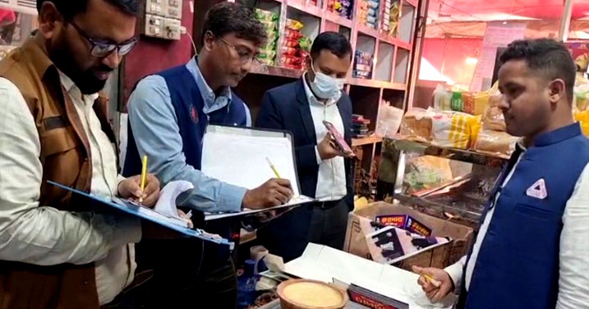 ভৈরবে প্রশাসন ও বিএসটিআইয়ের ভ্রাম্যমাণ আদালতের অভিযান পরিচালনার দৃশ্য
