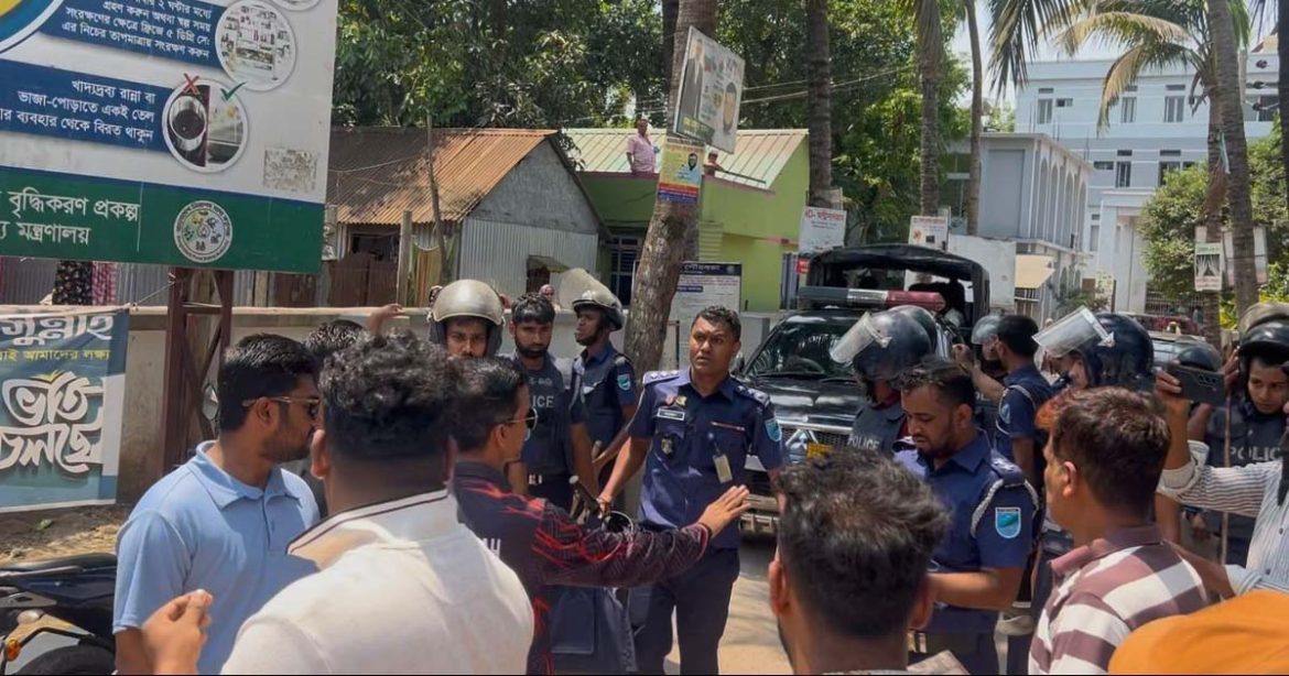 ভৈরবে তুচ্ছ ঘটনায় ৩ ঘণ্টার সংঘর্ষ, আহত ১৫ image