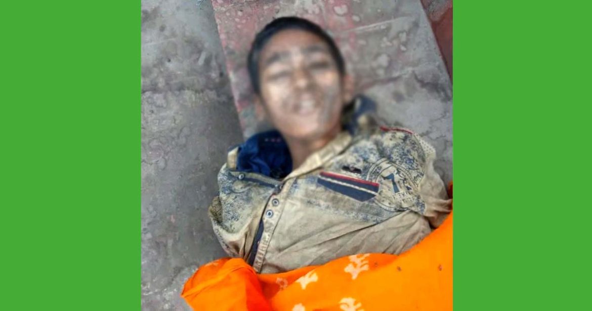 কিশোরগঞ্জের ভৈরবে অজ্ঞাত পথশিশুর লাশ উদ্ধার করছে পুলিশ